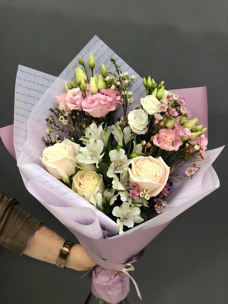 Букет цветов из: Альстромерии, Розы и Лизиантусы в Каспийске