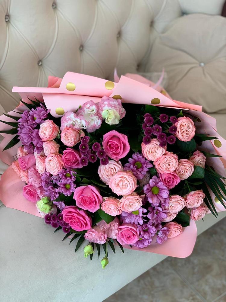 Букет цветов из: Хризантемы, Розы и Лизиантусы в Каспийске