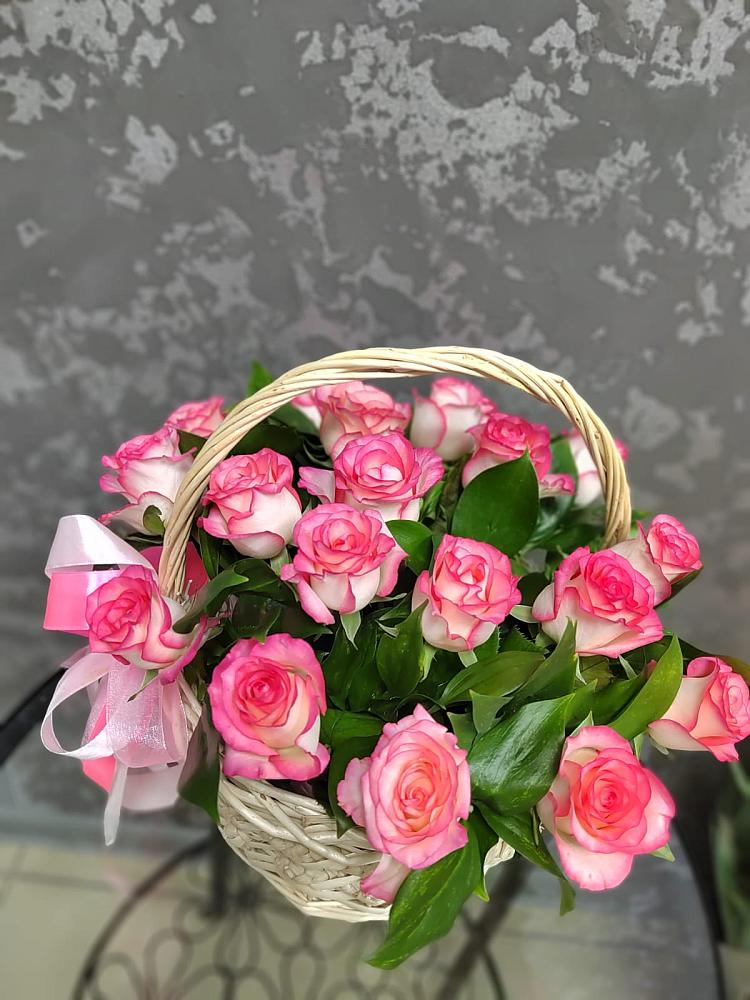 Цветочная композиция из Розы в корзине в Каспийске