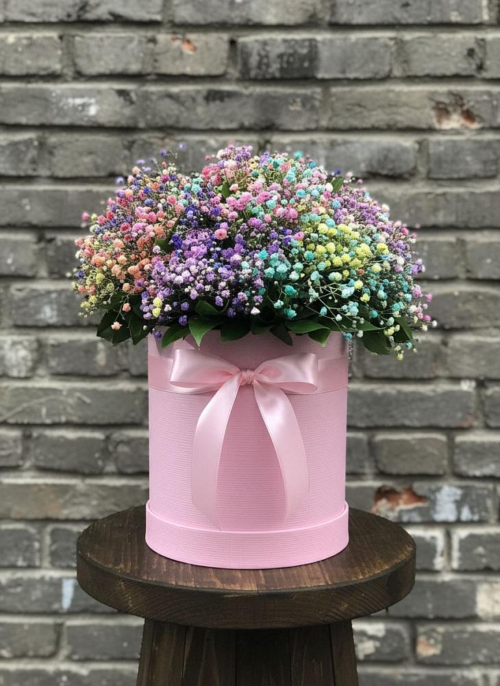 Цветочная композиция из Гипсофила и Розы в шляпной коробке в Каспийске