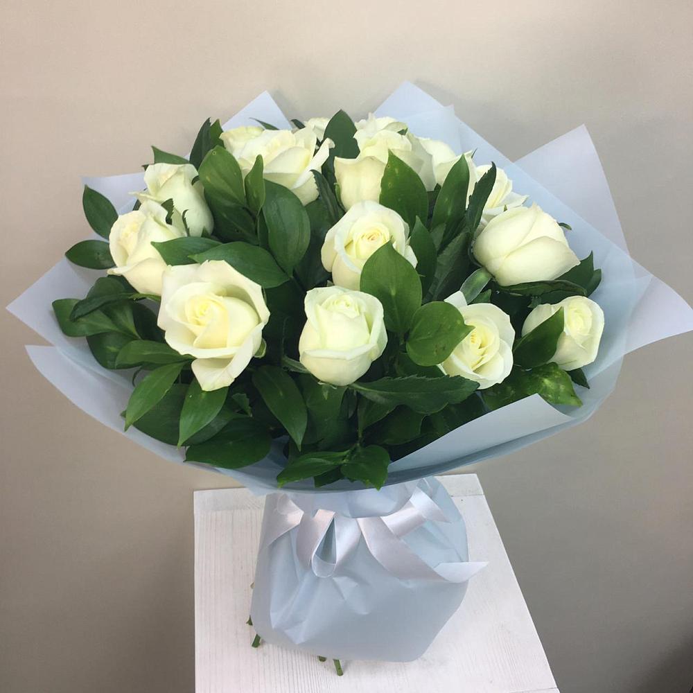 Букет 15 Белых роз Проуд в Каспийске