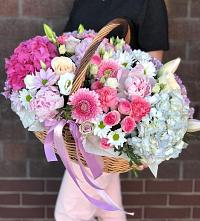 Композиция солнечный день в Каспийске Цветочная композиция из Розы, Хризантемы, Пионы и Лизиантусы в корзине в Каспийске