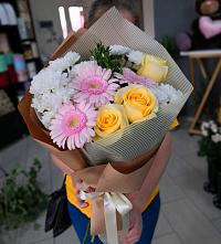 Букет цветов из:  Герберы, Розы и Хризантемы в Каспийске