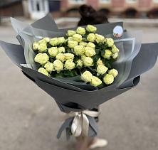 Букет Белые кустовые розы Солинеро в Каспийске
