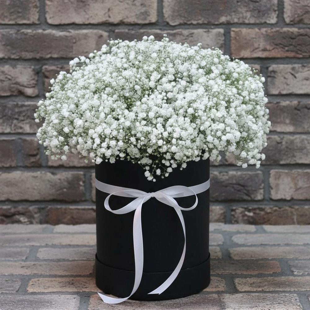 Цветочная композиция из Гипсофила в шляпной коробке в Каспийске