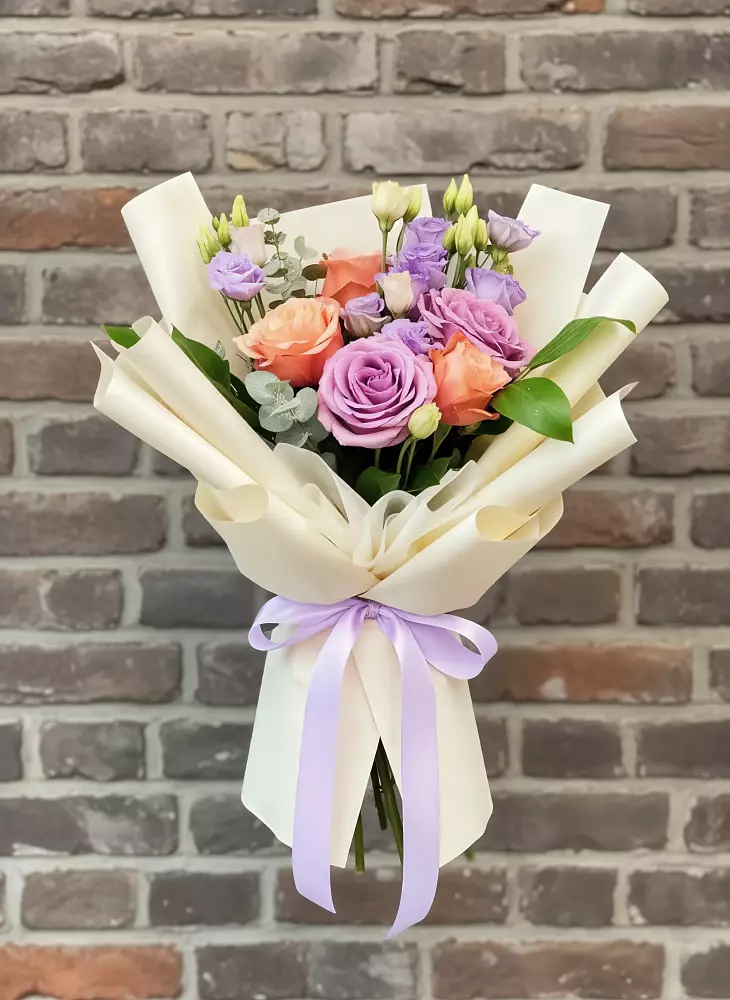 Букет цветов из: Лизиантусы и Розы в Каспийске