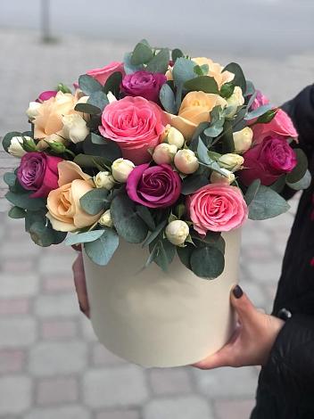 Цветочная композиция из Розы в шляпной коробке в Каспийске