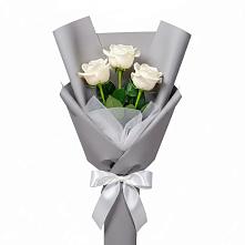 Букет 3 белые розы в Каспийске