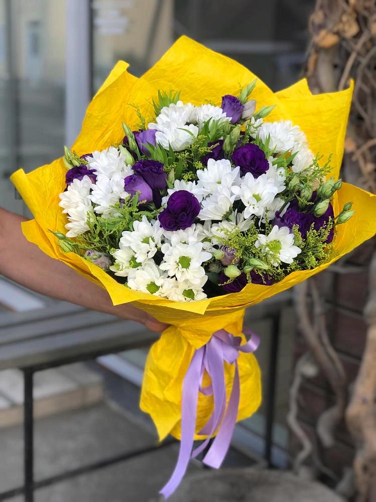 Букет цветов из: Ирисы, Хризантемы и Ромашки в Каспийске