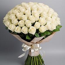 Букет 101 беля роза Белоснежка в Каспийске