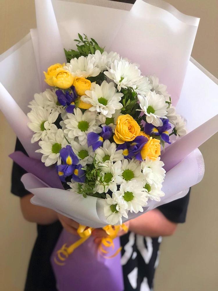 Букет цветов из: Ирисы, Хризантемы и Розы в Каспийске