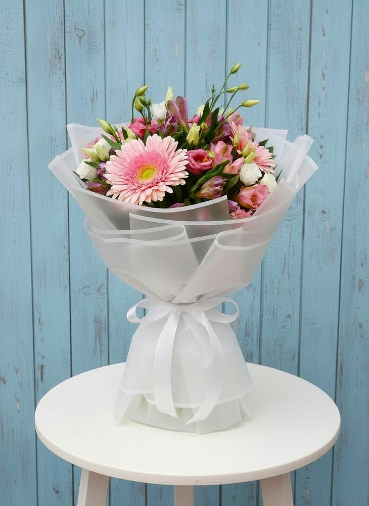 Букет цветов из: Герберы, Альстромерии и Лизиантусы в Каспийске