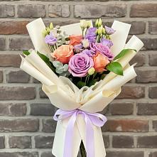 Букет цветов из:  Лизиантусы и Розы в Каспийске