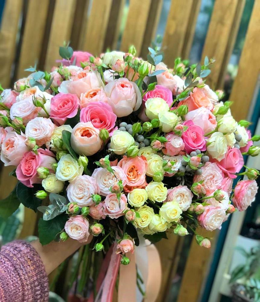 Букет цветов из: Розы в Каспийске