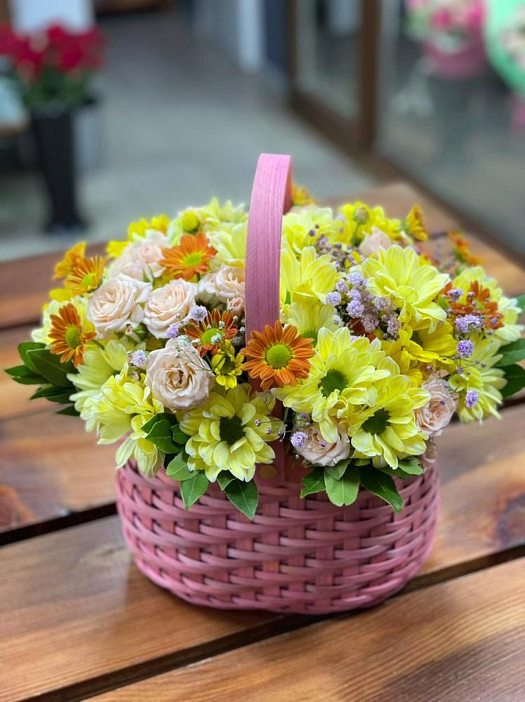 Цветочная композиция из Хризантемы и Розы в корзине в Каспийске