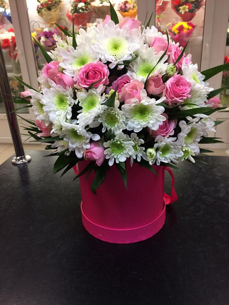 Цветочная композиция из Розы и Хризантемы в шляпной коробке в Каспийске