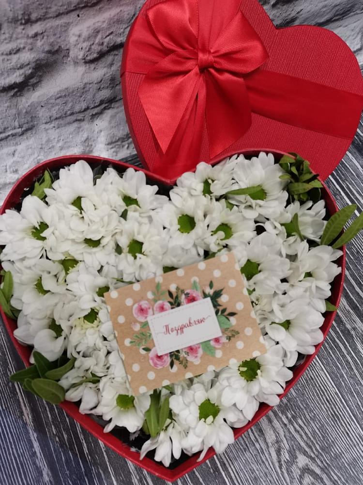 Цветочная композиция из Хризантемы в виде сердца в Каспийске