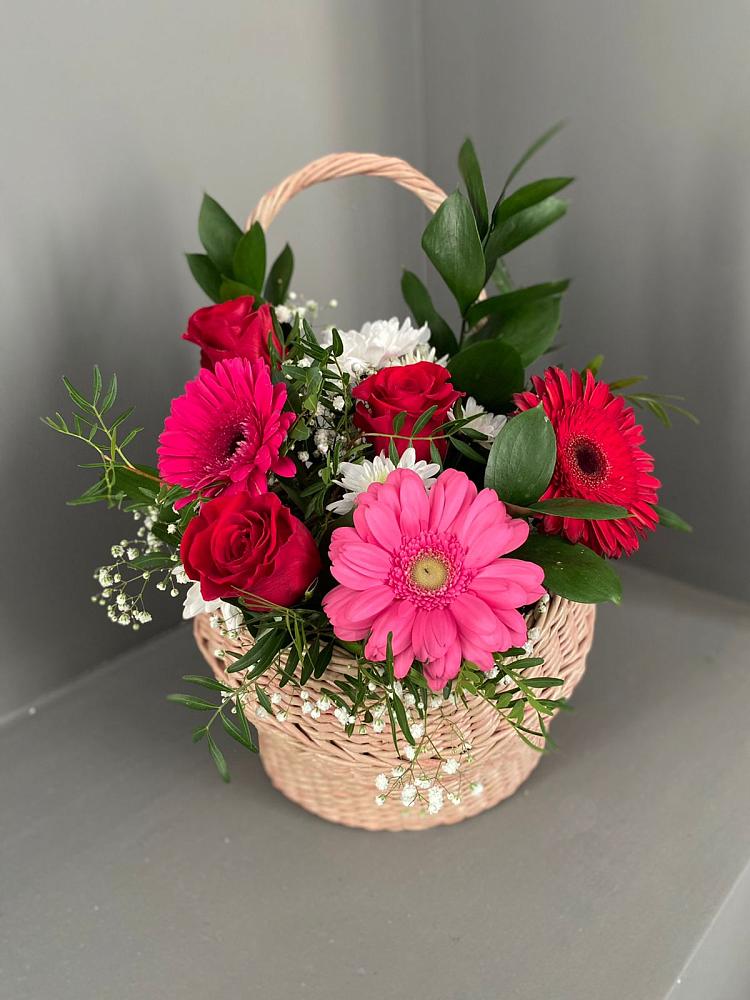Цветочная композиция из Розы, Хризантемы и Герберы в корзине в Каспийске
