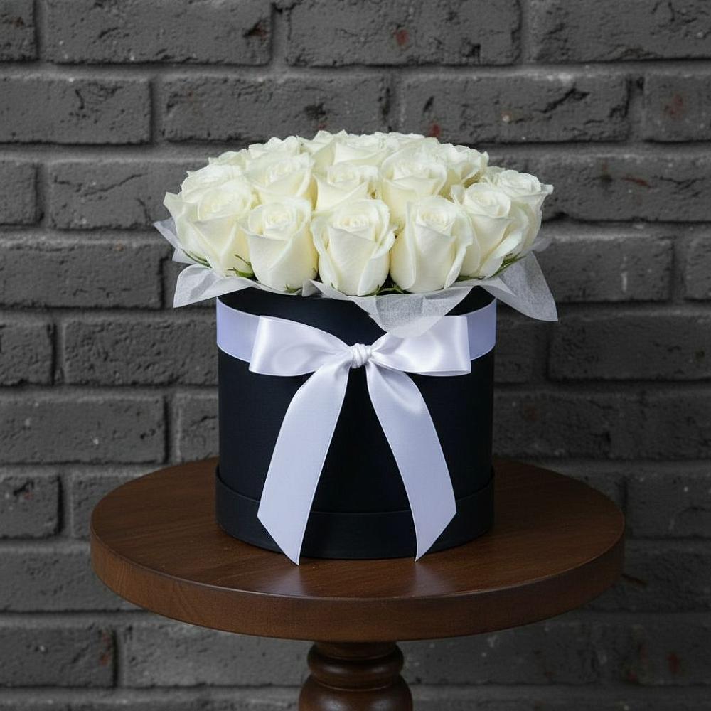 Цветочная композиция из Розы в шляпной коробке в Каспийске