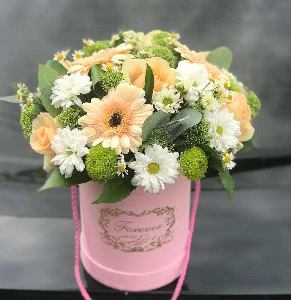 Цветочная композиция из Розы, Герберы и Хризантемы в шляпной коробке в Каспийске