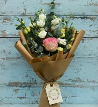 Букет цветов из:  Розы и Лизиантусы в Каспийске