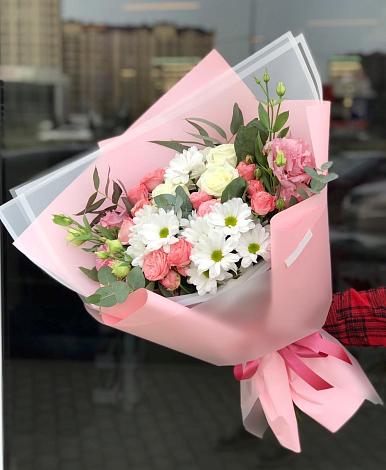 Букет цветов из: Розы, Лизиантусы и Хризантемы в Каспийске