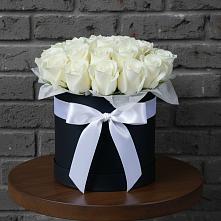 Цветочная композиция из Розы в шляпной коробке в Каспийске